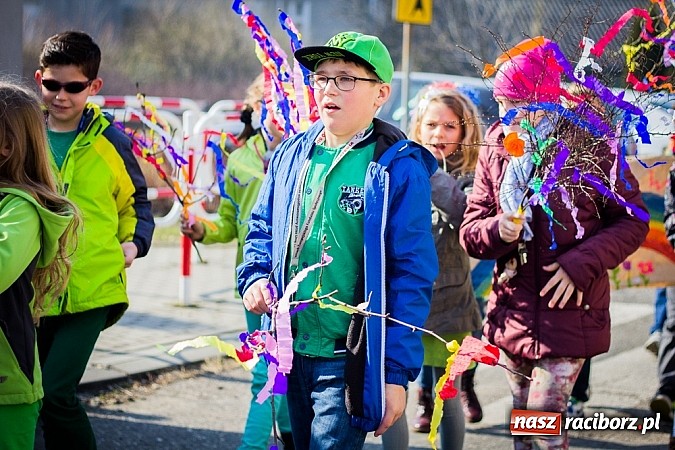 Zdjęcie w galerii na portalu naszraciborz.pl: W Studziennej jak co roku spalili bałwana wiadomości z regionu