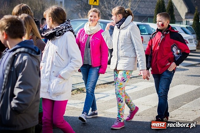 Zdjęcie w galerii na portalu naszraciborz.pl: W Studziennej jak co roku spalili bałwana wiadomości z regionu