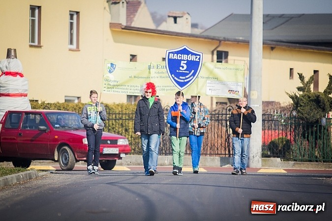 Zdjęcie w galerii na portalu naszraciborz.pl: W Studziennej jak co roku spalili bałwana wiadomości z regionu