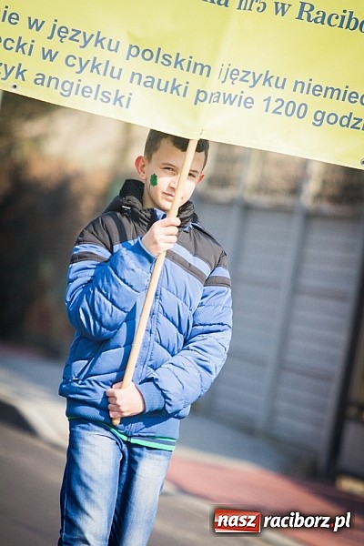 Zdjęcie w galerii na portalu naszraciborz.pl: W Studziennej jak co roku spalili bałwana wiadomości z regionu