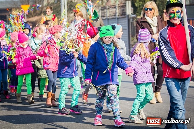 Zdjęcie w galerii na portalu naszraciborz.pl: W Studziennej jak co roku spalili bałwana wiadomości z regionu