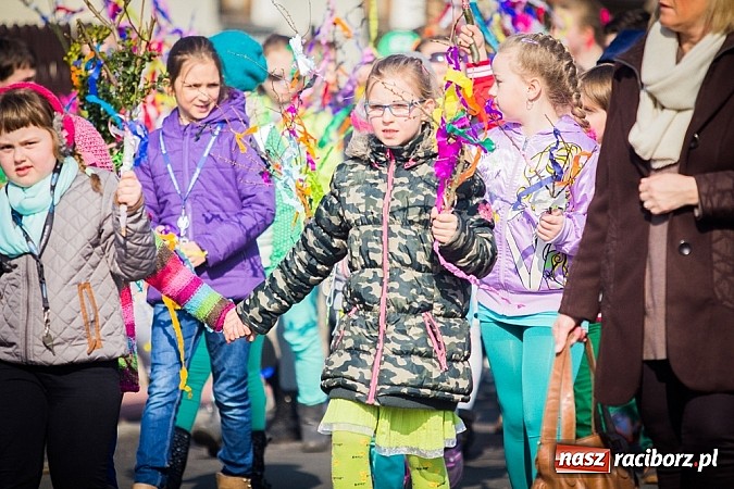 Zdjęcie w galerii na portalu naszraciborz.pl: W Studziennej jak co roku spalili bałwana wiadomości z regionu
