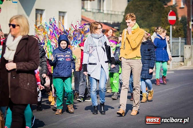 Zdjęcie w galerii na portalu naszraciborz.pl: W Studziennej jak co roku spalili bałwana wiadomości z regionu