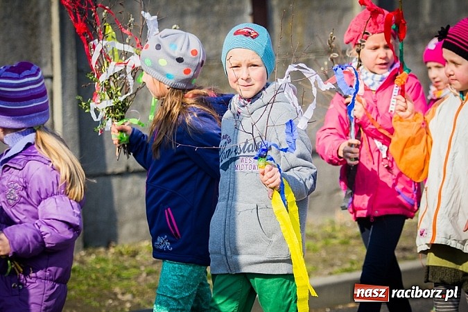 Zdjęcie w galerii na portalu naszraciborz.pl: W Studziennej jak co roku spalili bałwana wiadomości z regionu