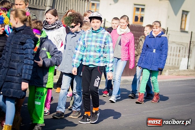 Zdjęcie w galerii na portalu naszraciborz.pl: W Studziennej jak co roku spalili bałwana wiadomości z regionu