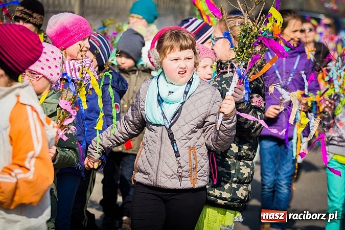Zdjęcie w galerii na portalu naszraciborz.pl: W Studziennej jak co roku spalili bałwana wiadomości z regionu