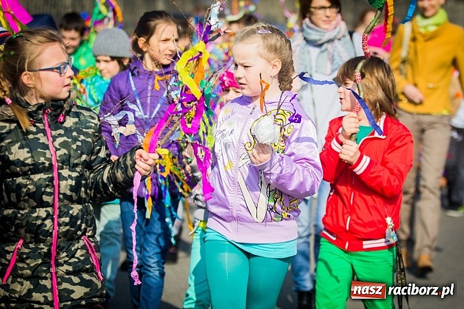 Zdjęcie w galerii na portalu naszraciborz.pl: W Studziennej jak co roku spalili bałwana wiadomości z regionu