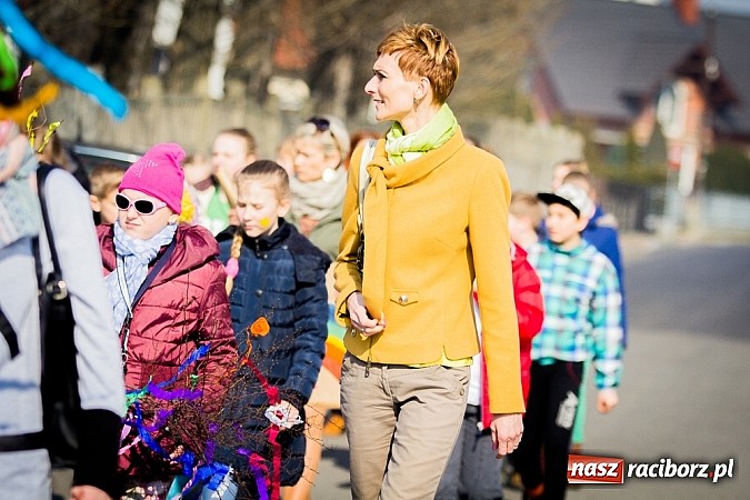 Zdjęcie w galerii na portalu naszraciborz.pl: W Studziennej jak co roku spalili bałwana wiadomości z regionu