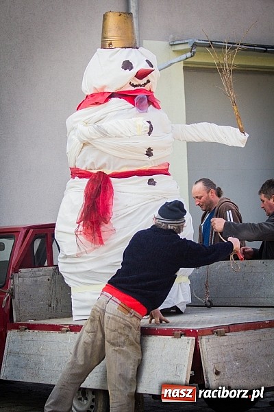 Zdjęcie w galerii na portalu naszraciborz.pl: W Studziennej jak co roku spalili bałwana wiadomości z regionu