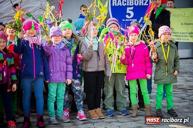 Zdjęcie w galerii na portalu naszraciborz.pl: W Studziennej jak co roku spalili bałwana wiadomości z regionu