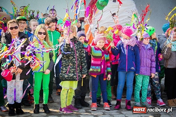 Zdjęcie w galerii na portalu naszraciborz.pl: W Studziennej jak co roku spalili bałwana wiadomości z regionu