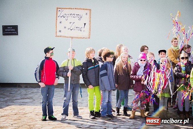 Zdjęcie w galerii na portalu naszraciborz.pl: W Studziennej jak co roku spalili bałwana wiadomości z regionu