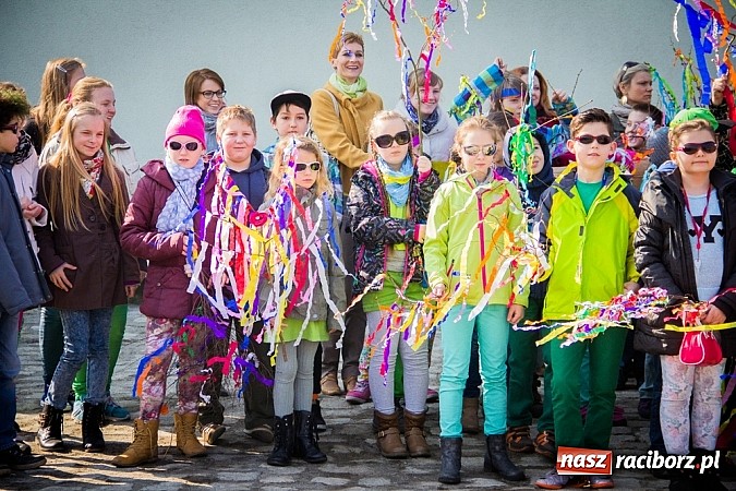 Zdjęcie w galerii na portalu naszraciborz.pl: W Studziennej jak co roku spalili bałwana wiadomości z regionu