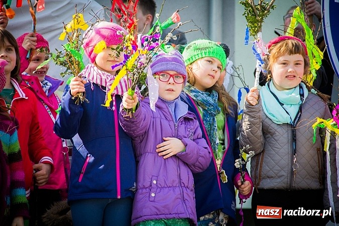 Zdjęcie w galerii na portalu naszraciborz.pl: W Studziennej jak co roku spalili bałwana wiadomości z regionu