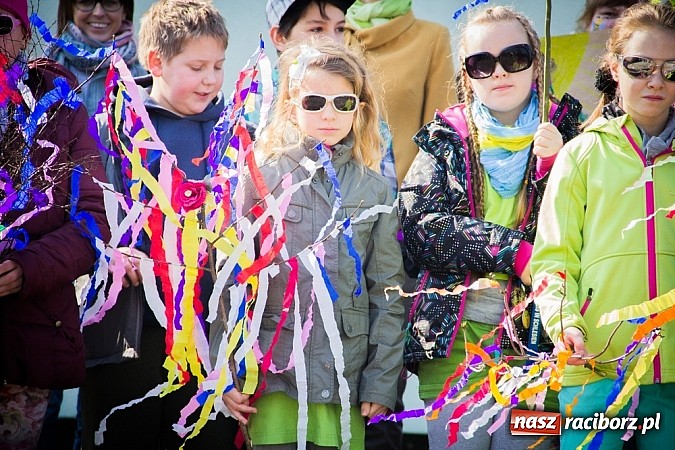 Zdjęcie w galerii na portalu naszraciborz.pl: W Studziennej jak co roku spalili bałwana wiadomości z regionu