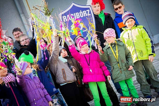 Zdjęcie w galerii na portalu naszraciborz.pl: W Studziennej jak co roku spalili bałwana wiadomości z regionu