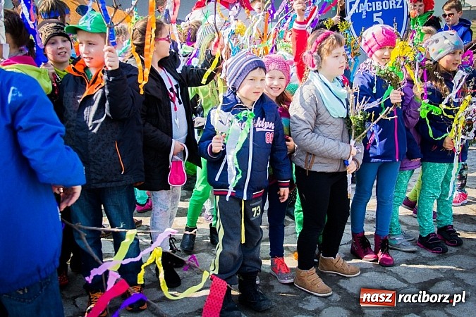 Zdjęcie w galerii na portalu naszraciborz.pl: W Studziennej jak co roku spalili bałwana wiadomości z regionu