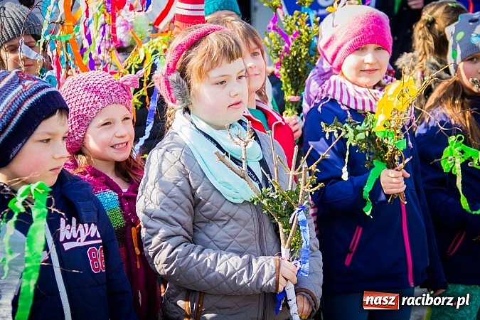 Zdjęcie w galerii na portalu naszraciborz.pl: W Studziennej jak co roku spalili bałwana wiadomości z regionu