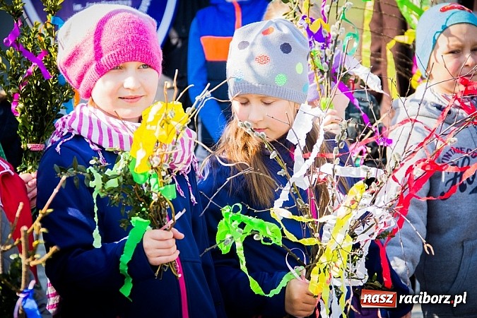 Zdjęcie w galerii na portalu naszraciborz.pl: W Studziennej jak co roku spalili bałwana wiadomości z regionu