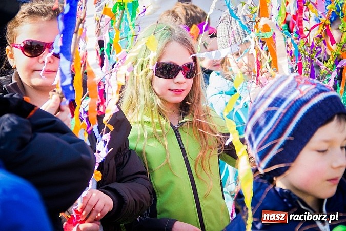 Zdjęcie w galerii na portalu naszraciborz.pl: W Studziennej jak co roku spalili bałwana wiadomości z regionu