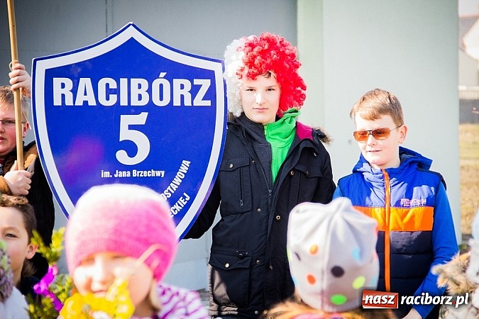 Zdjęcie w galerii na portalu naszraciborz.pl: W Studziennej jak co roku spalili bałwana wiadomości z regionu