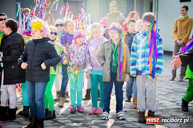 Zdjęcie w galerii na portalu naszraciborz.pl: W Studziennej jak co roku spalili bałwana wiadomości z regionu