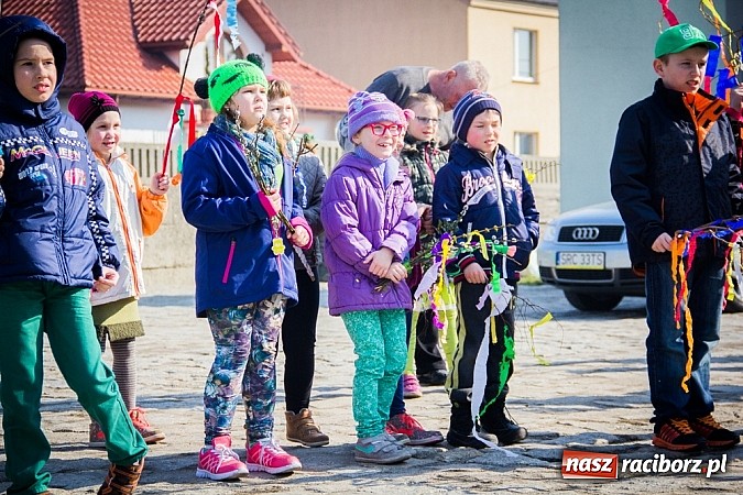 Zdjęcie w galerii na portalu naszraciborz.pl: W Studziennej jak co roku spalili bałwana wiadomości z regionu