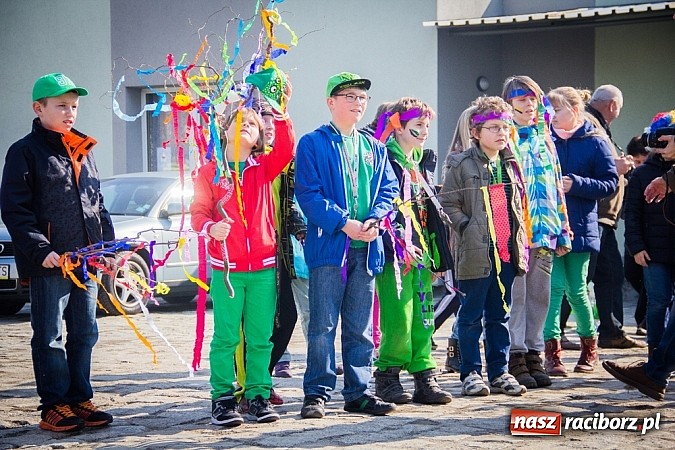 Zdjęcie w galerii na portalu naszraciborz.pl: W Studziennej jak co roku spalili bałwana wiadomości z regionu