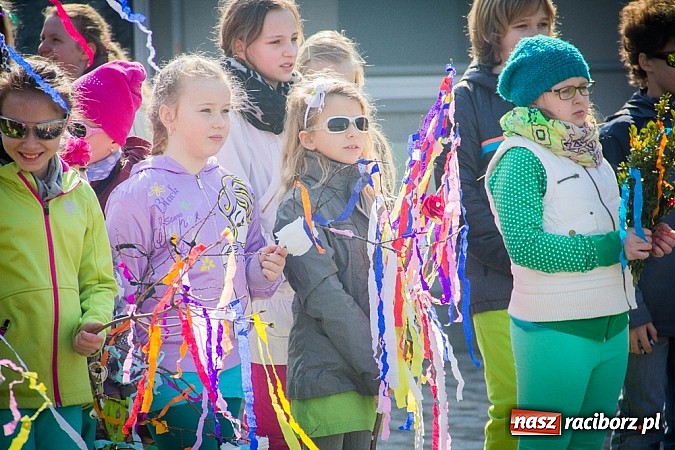 Zdjęcie w galerii na portalu naszraciborz.pl: W Studziennej jak co roku spalili bałwana wiadomości z regionu