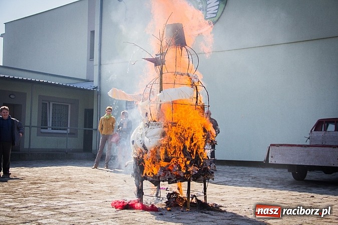 Zdjęcie w galerii na portalu naszraciborz.pl: W Studziennej jak co roku spalili bałwana wiadomości z regionu