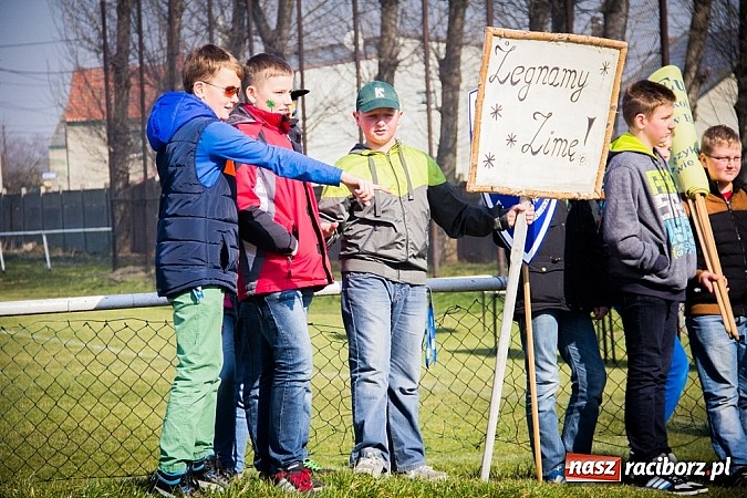 Zdjęcie w galerii na portalu naszraciborz.pl: W Studziennej jak co roku spalili bałwana wiadomości z regionu