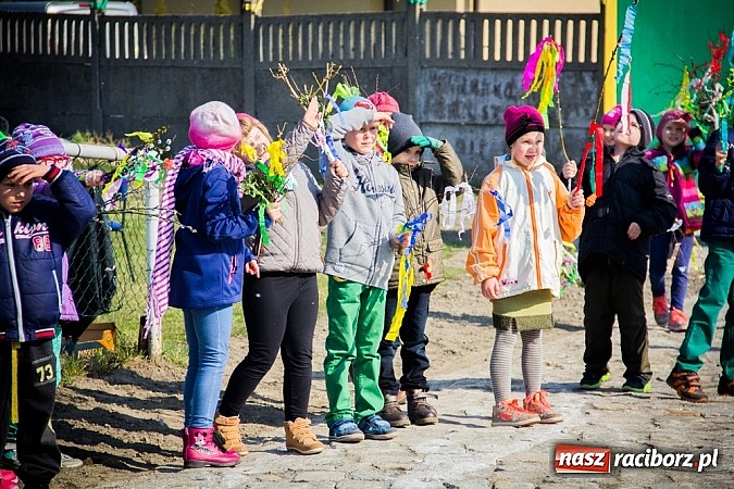 Zdjęcie w galerii na portalu naszraciborz.pl: W Studziennej jak co roku spalili bałwana wiadomości z regionu