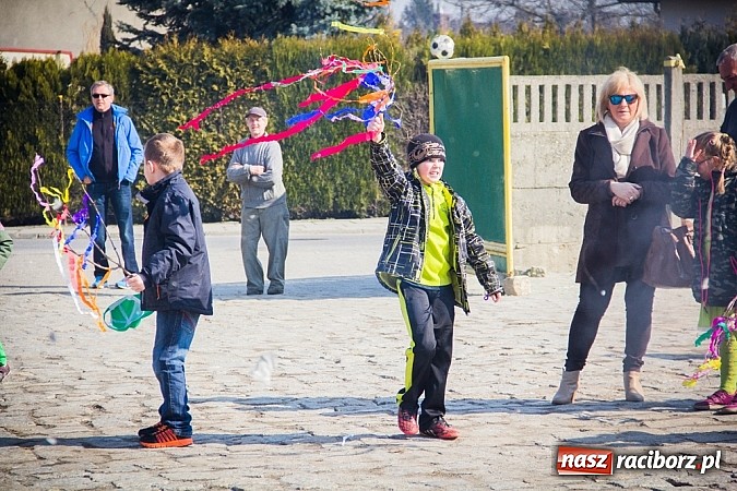 Zdjęcie w galerii na portalu naszraciborz.pl: W Studziennej jak co roku spalili bałwana wiadomości z regionu