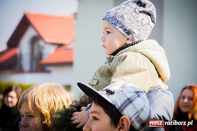 Zdjęcie w galerii na portalu naszraciborz.pl: W Studziennej jak co roku spalili bałwana wiadomości z regionu