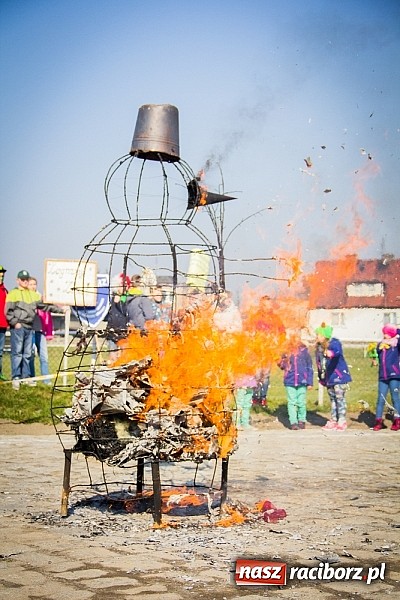 Zdjęcie w galerii na portalu naszraciborz.pl: W Studziennej jak co roku spalili bałwana wiadomości z regionu