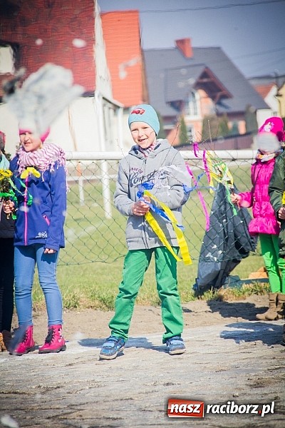 Zdjęcie w galerii na portalu naszraciborz.pl: W Studziennej jak co roku spalili bałwana wiadomości z regionu
