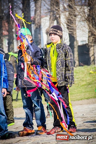 Zdjęcie w galerii na portalu naszraciborz.pl: W Studziennej jak co roku spalili bałwana wiadomości z regionu