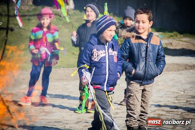 Zdjęcie w galerii na portalu naszraciborz.pl: W Studziennej jak co roku spalili bałwana wiadomości z regionu