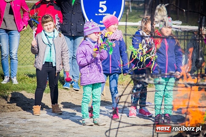 Zdjęcie w galerii na portalu naszraciborz.pl: W Studziennej jak co roku spalili bałwana wiadomości z regionu
