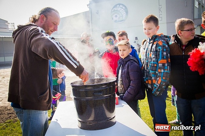Zdjęcie w galerii na portalu naszraciborz.pl: W Studziennej jak co roku spalili bałwana wiadomości z regionu