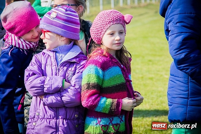 Zdjęcie w galerii na portalu naszraciborz.pl: W Studziennej jak co roku spalili bałwana wiadomości z regionu