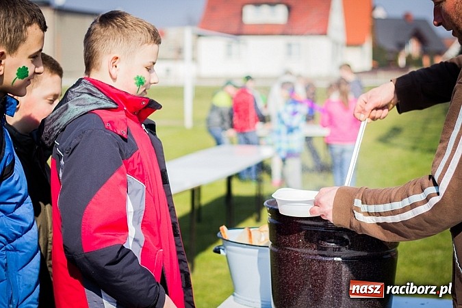 Zdjęcie w galerii na portalu naszraciborz.pl: W Studziennej jak co roku spalili bałwana wiadomości z regionu