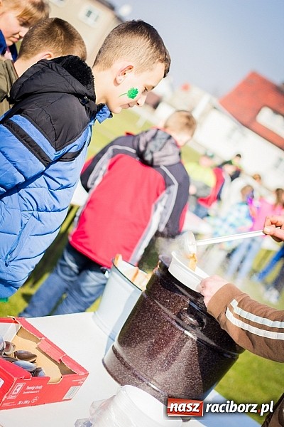 Zdjęcie w galerii na portalu naszraciborz.pl: W Studziennej jak co roku spalili bałwana wiadomości z regionu