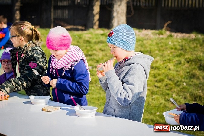 Zdjęcie w galerii na portalu naszraciborz.pl: W Studziennej jak co roku spalili bałwana wiadomości z regionu