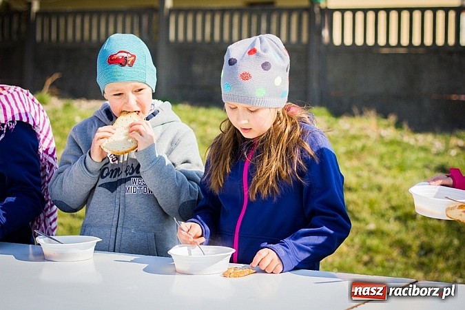 Zdjęcie w galerii na portalu naszraciborz.pl: W Studziennej jak co roku spalili bałwana wiadomości z regionu