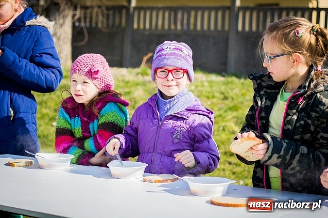Zdjęcie w galerii na portalu naszraciborz.pl: W Studziennej jak co roku spalili bałwana wiadomości z regionu