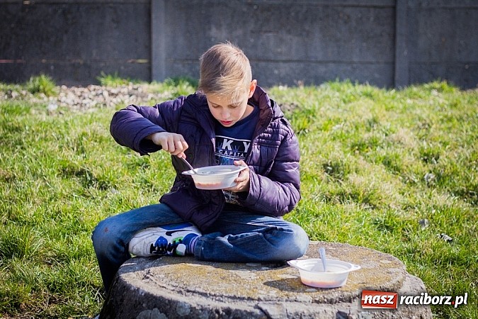Zdjęcie w galerii na portalu naszraciborz.pl: W Studziennej jak co roku spalili bałwana wiadomości z regionu