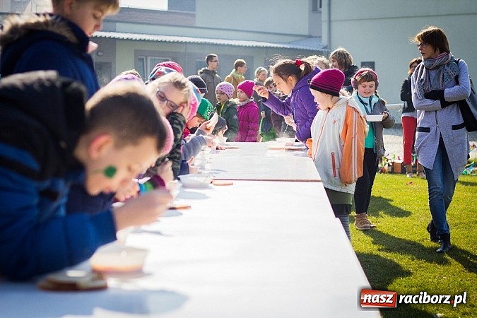 Zdjęcie w galerii na portalu naszraciborz.pl: W Studziennej jak co roku spalili bałwana wiadomości z regionu