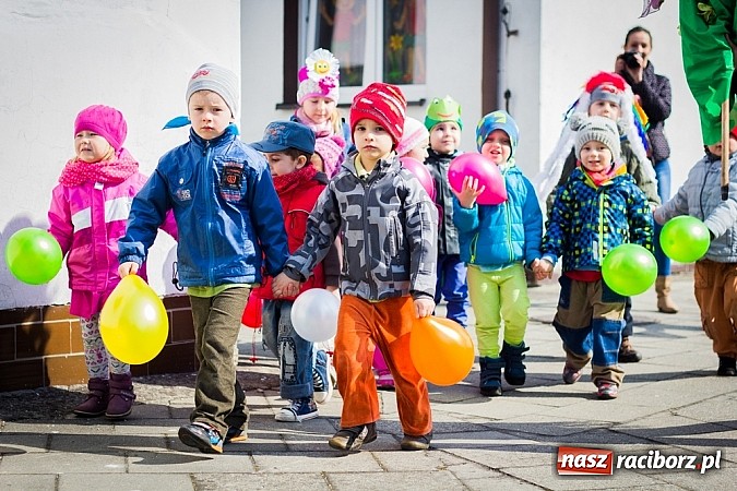 Zdjęcie w galerii na portalu naszraciborz.pl: Pani Wiosna przyszła do przedszkolaków w Sudole  wiadomości z regionu