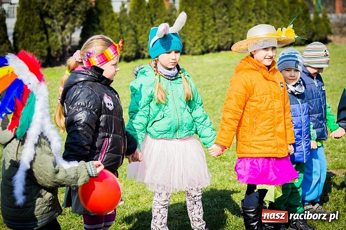 Zdjęcie w galerii na portalu naszraciborz.pl: Pani Wiosna przyszła do przedszkolaków w Sudole  wiadomości z regionu